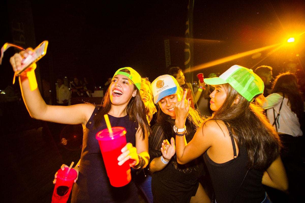 alumnos bailando en fiesta